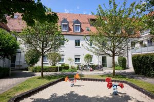 Innenhof mit Spielplatz und Fahrradhäuschen