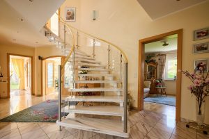 Flur mit Aufgang zum DG