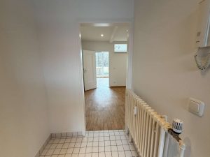 Flur mit Blick in Küche