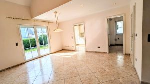 Erdgeschoss-Essbereich mit Blick zur Küche und HW-Raum