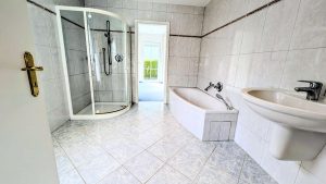 Erdgeschoss-Badezimmer