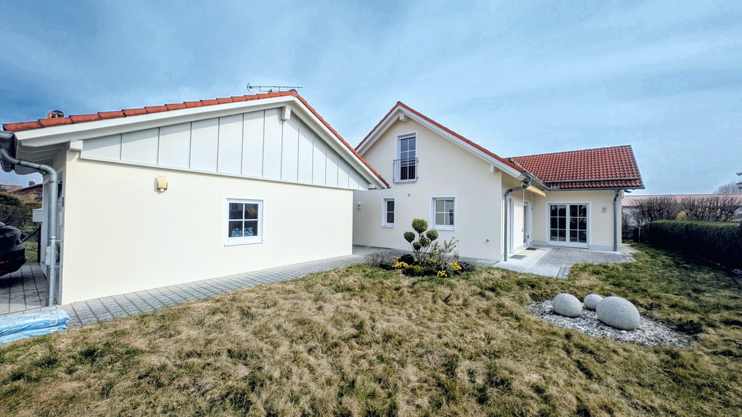 Einfamilienhaus mit großzügigem Raumgefühl, flexiblen Gestaltungsmöglichkeiten und Traum Grundstück — Bild 1