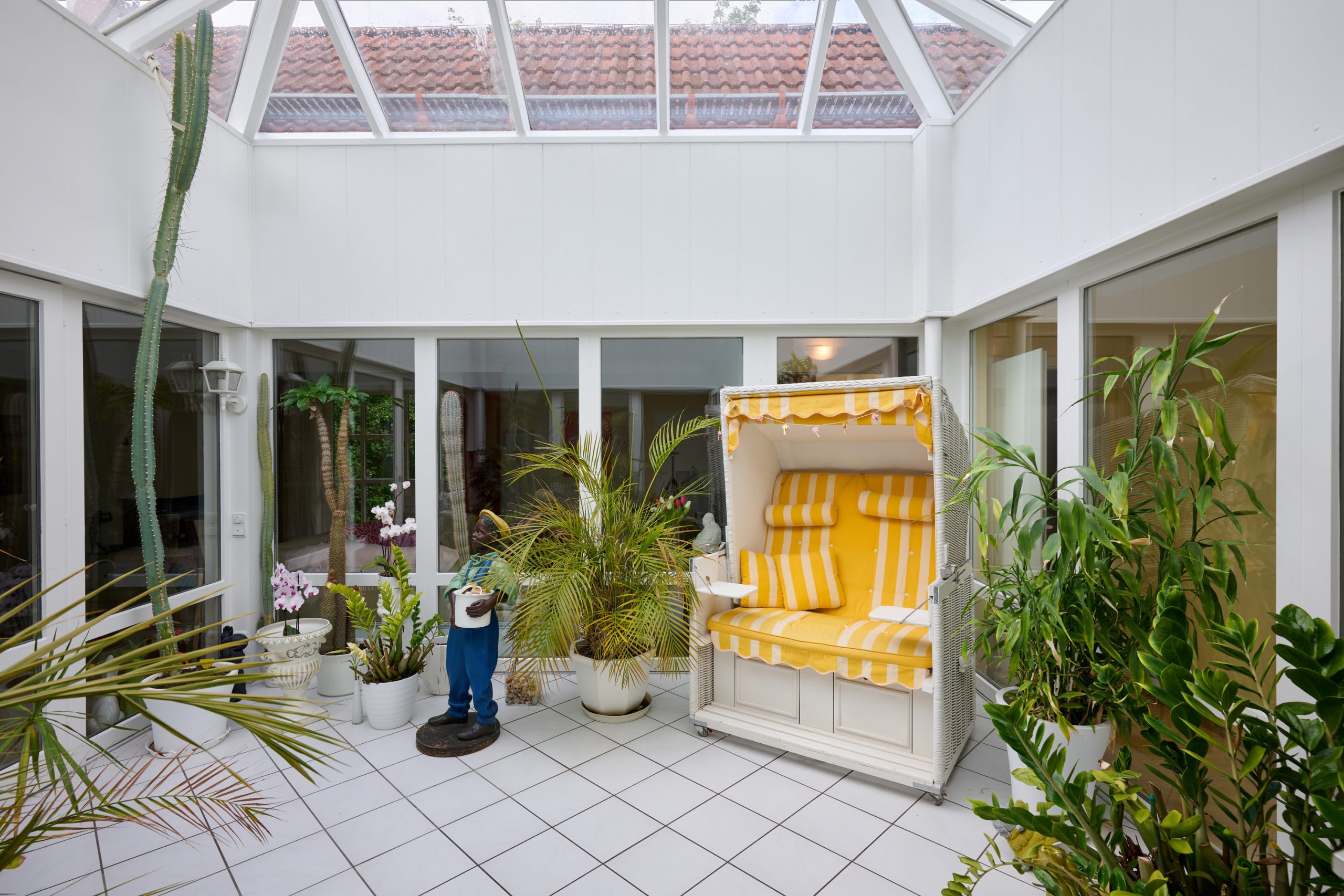 Lichtdurchfluteter Bungalow mit Atrium – barrierefreies Wohnjuwel mit vielfältigem Raumangebot — Bild 1