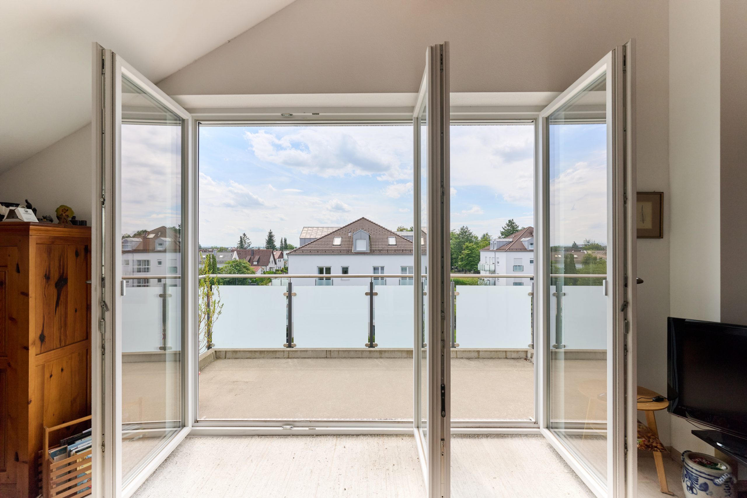 Hoch hinauf und tief geparkt: Penthouse- Feeling mit XXl- Balkon und zwei Tiefgaragen-Stellplätzen! — Bild 1