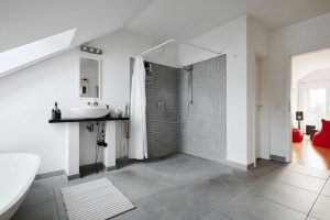 Dachgeschoss-Badezimmer