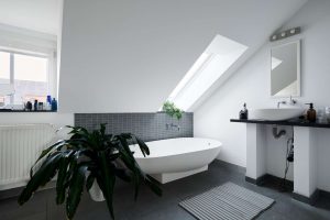 Dachgeschoss-Badezimmer