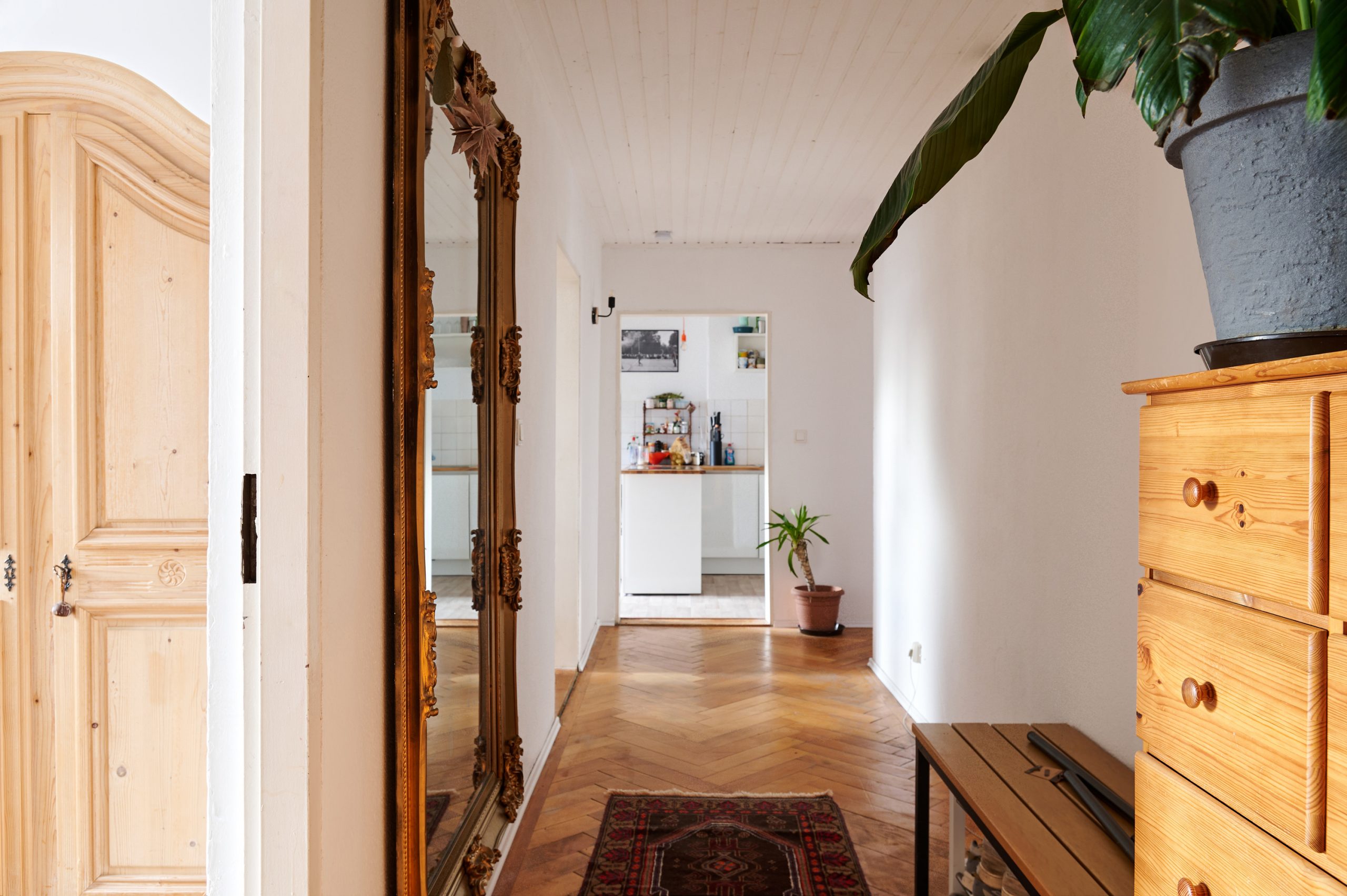 Altbaucharme trifft Zukunftsperspektive! 3,5-Zimmerwohnung mit Loggia im denkmalgeschützten Haus — Bild 3
