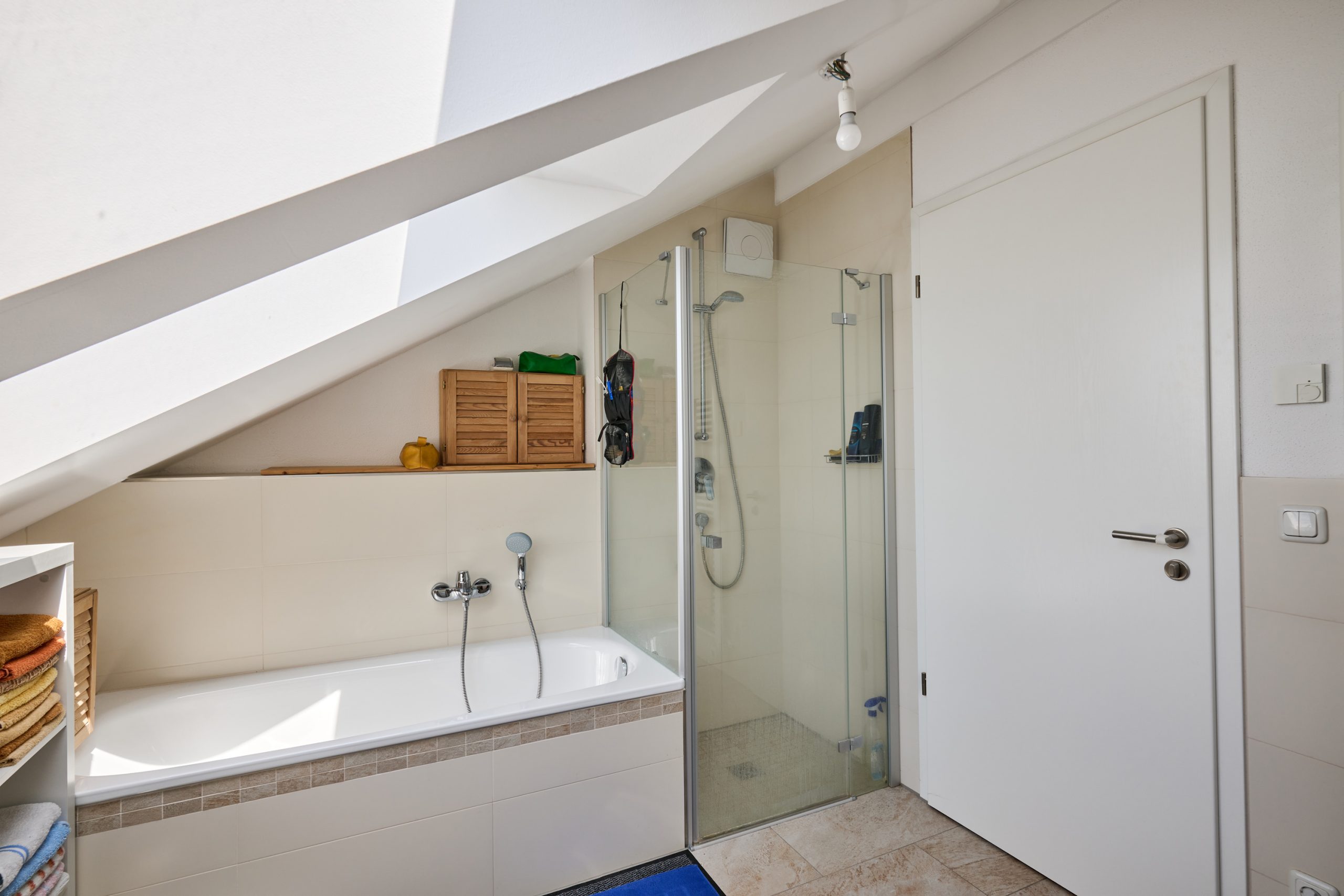 Hoch hinauf und tief geparkt: Penthouse- Feeling mit XXl- Balkon und zwei Tiefgaragen-Stellplätzen! — Bild 14