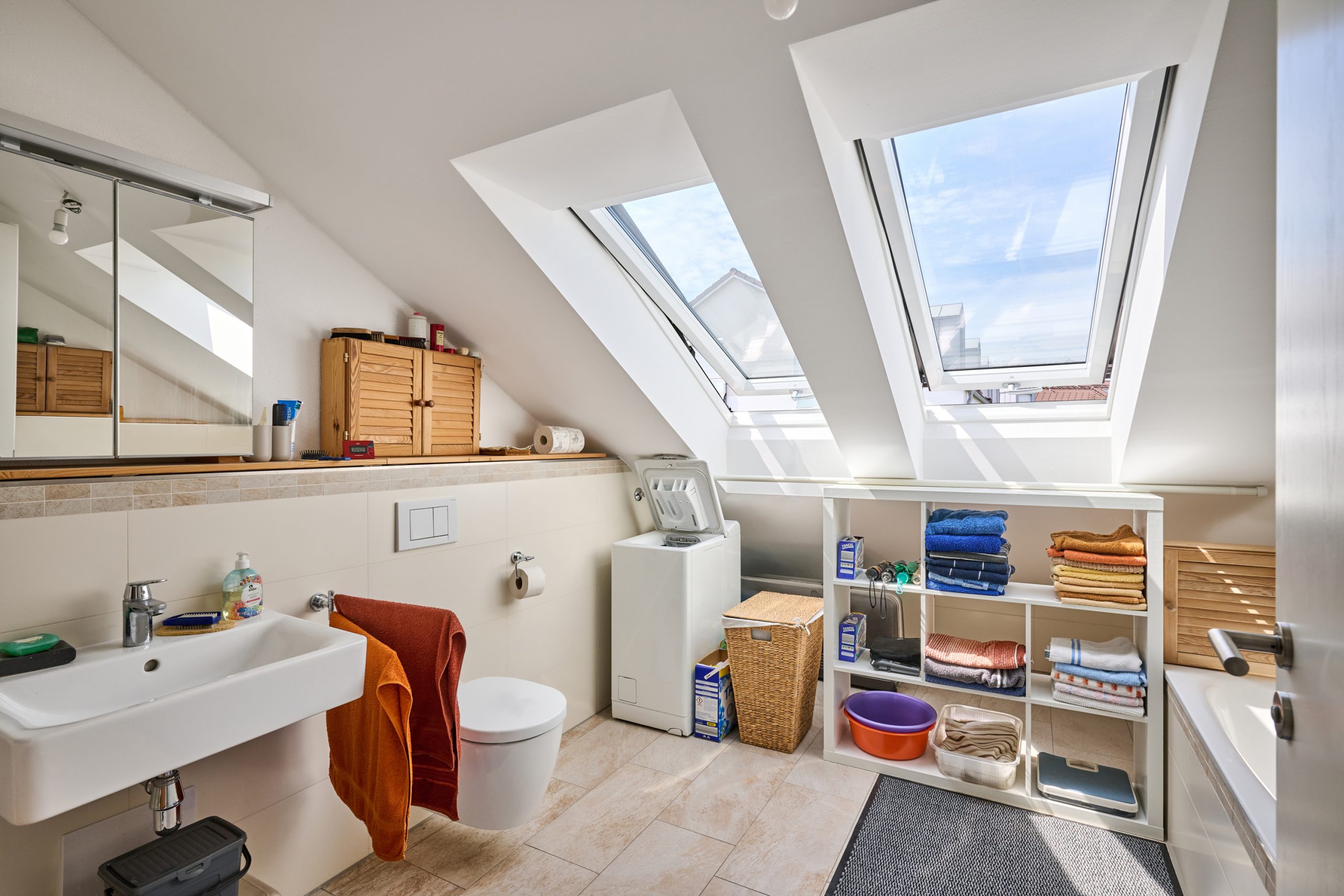 Hoch hinauf und tief geparkt: Penthouse- Feeling mit XXl- Balkon und zwei Tiefgaragen-Stellplätzen! — Bild 13