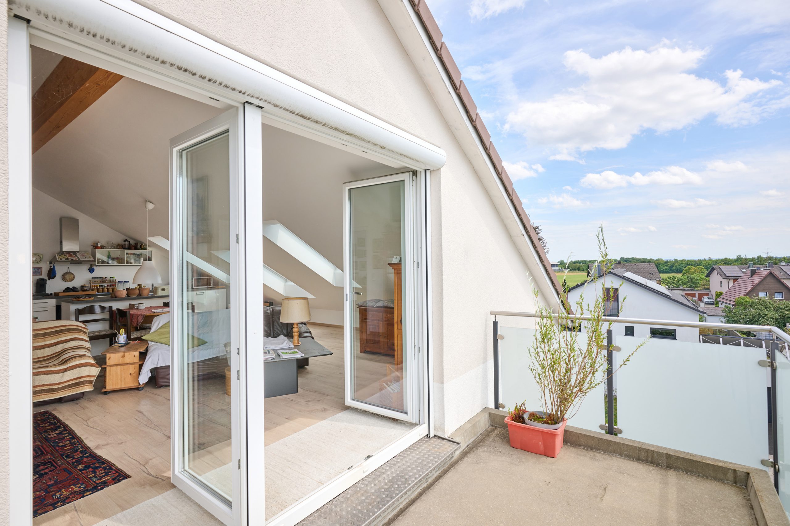Hoch hinauf und tief geparkt: Penthouse- Feeling mit XXl- Balkon und zwei Tiefgaragen-Stellplätzen! — Bild 7
