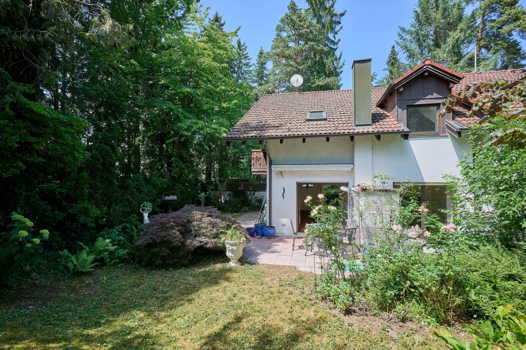 Renovierungsbedürftige Doppelhaushälfte mit zusätzl. ca. 60 m² Einliegerwohnung als Nutzfläche!