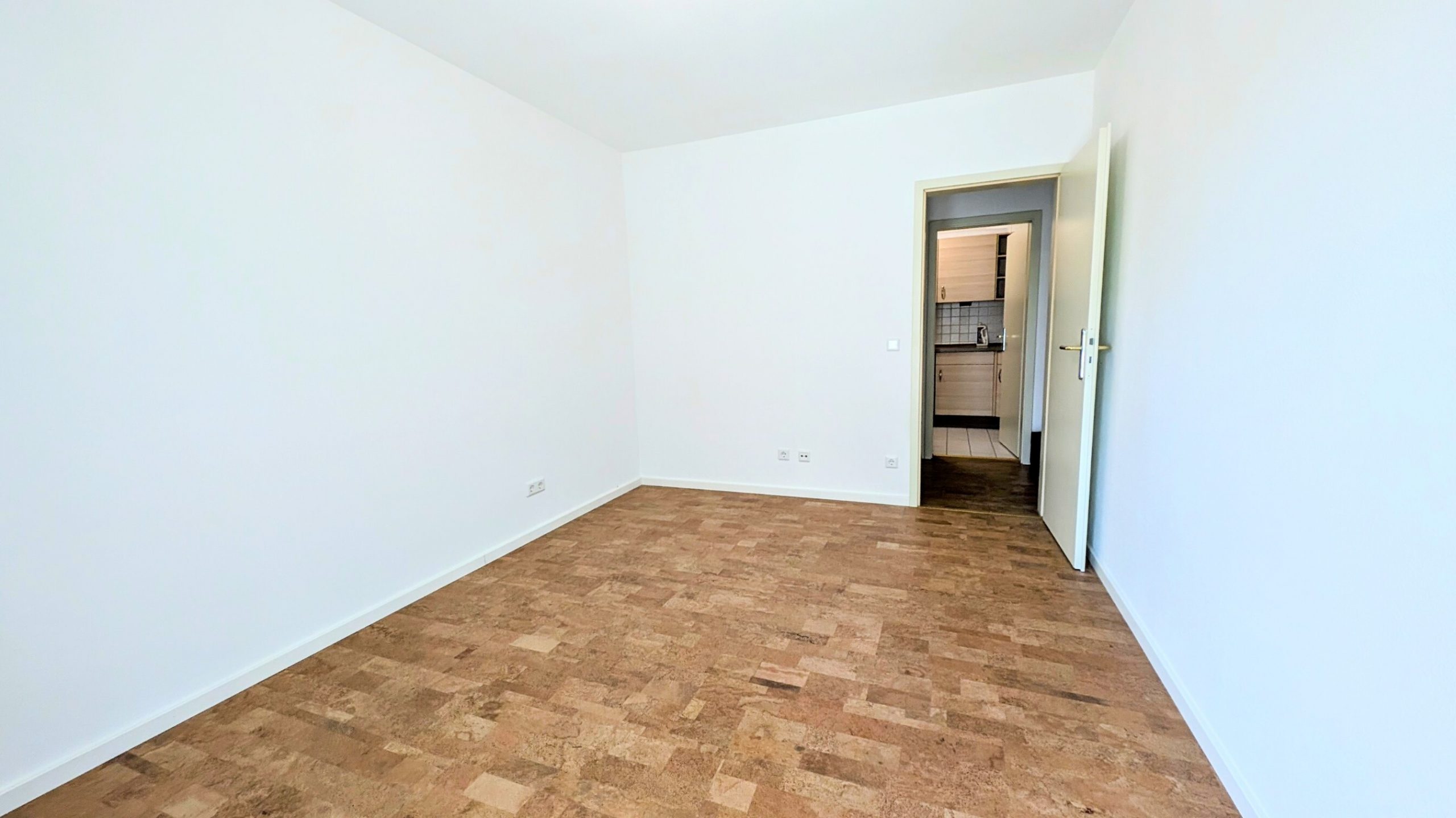 Helle 3-Zimmerwohnung mit großem Balkon, Top-Grundriss und Tiefgaragenstellplatz — Bild 8