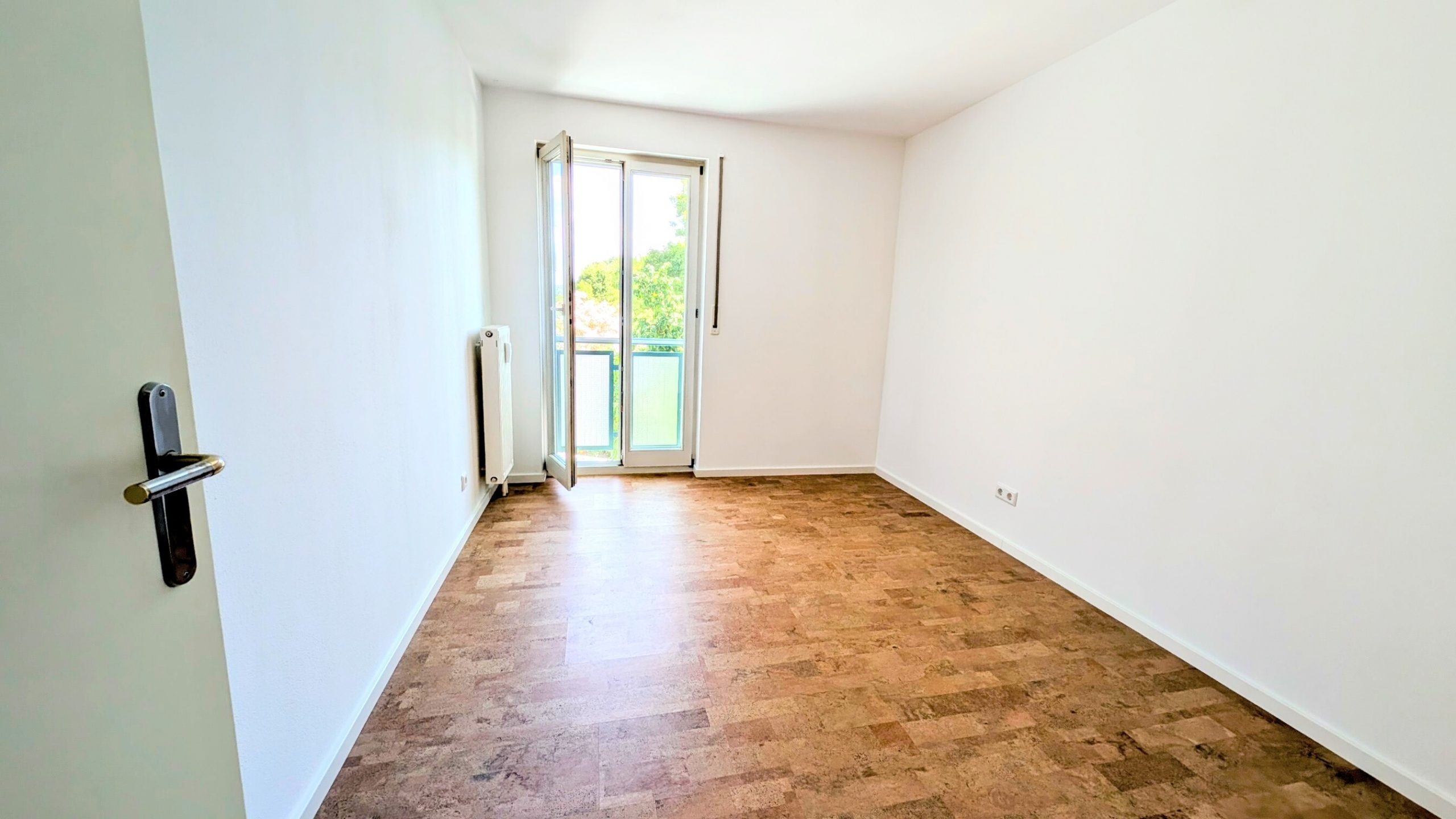 Helle 3-Zimmerwohnung mit großem Balkon, Top-Grundriss und Tiefgaragenstellplatz — Bild 11
