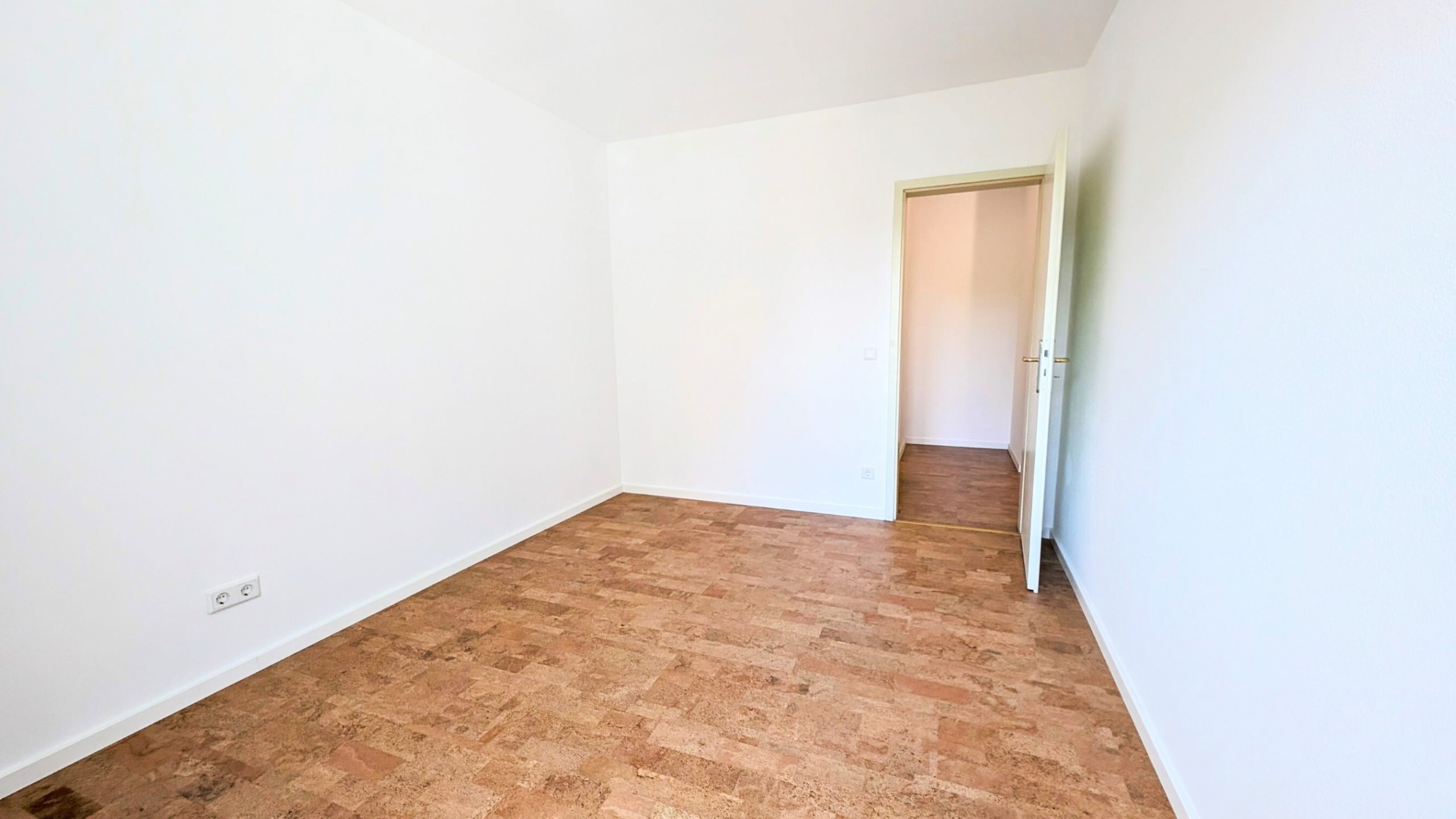 Helle 3-Zimmerwohnung mit großem Balkon, Top-Grundriss und Tiefgaragenstellplatz — Bild 12