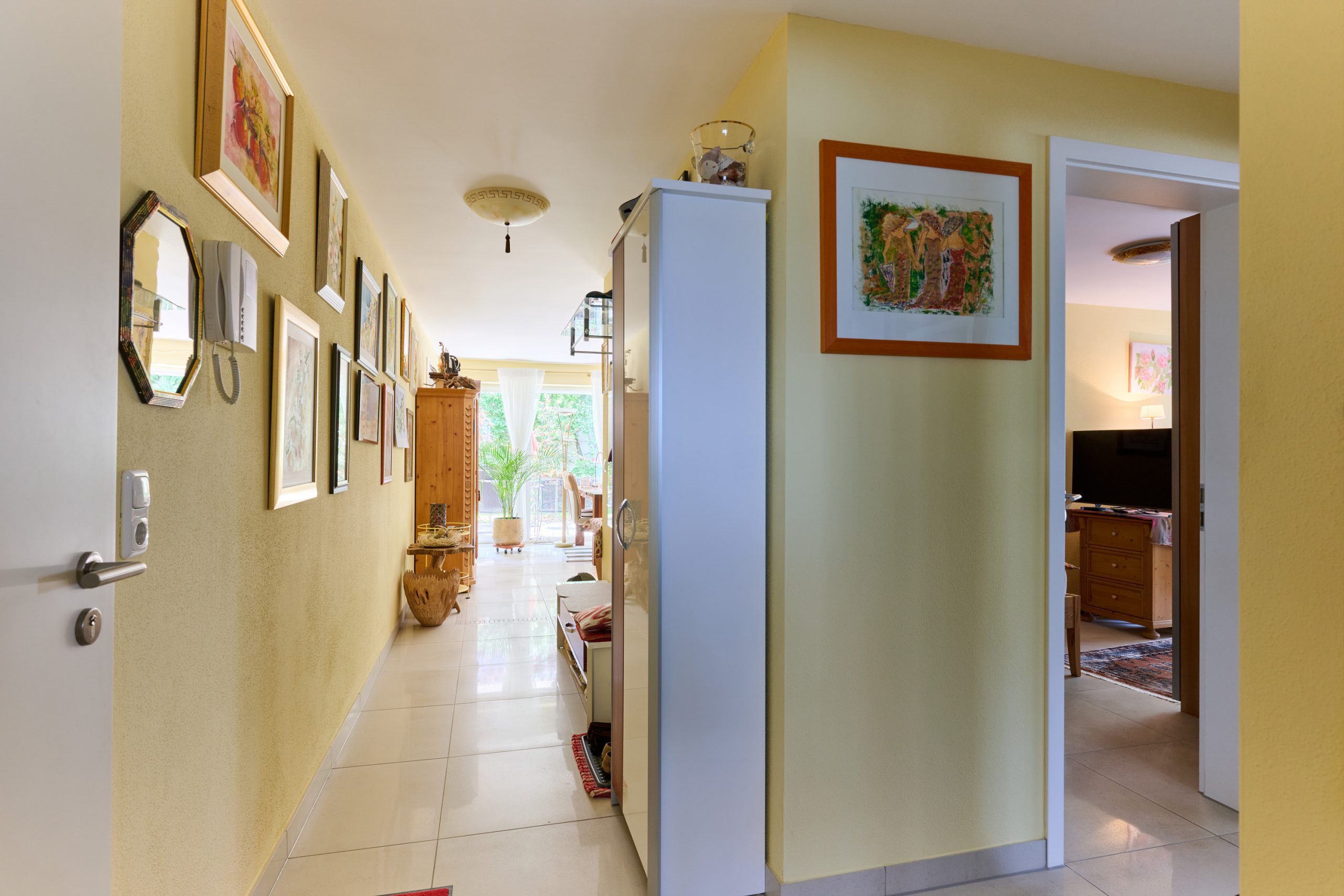 Gartenidylle in Bestlage–Top Wohnung mit Terrasse, ca. 140 m² Privatgarten und A+ Energieeffizienz! — Bild 3