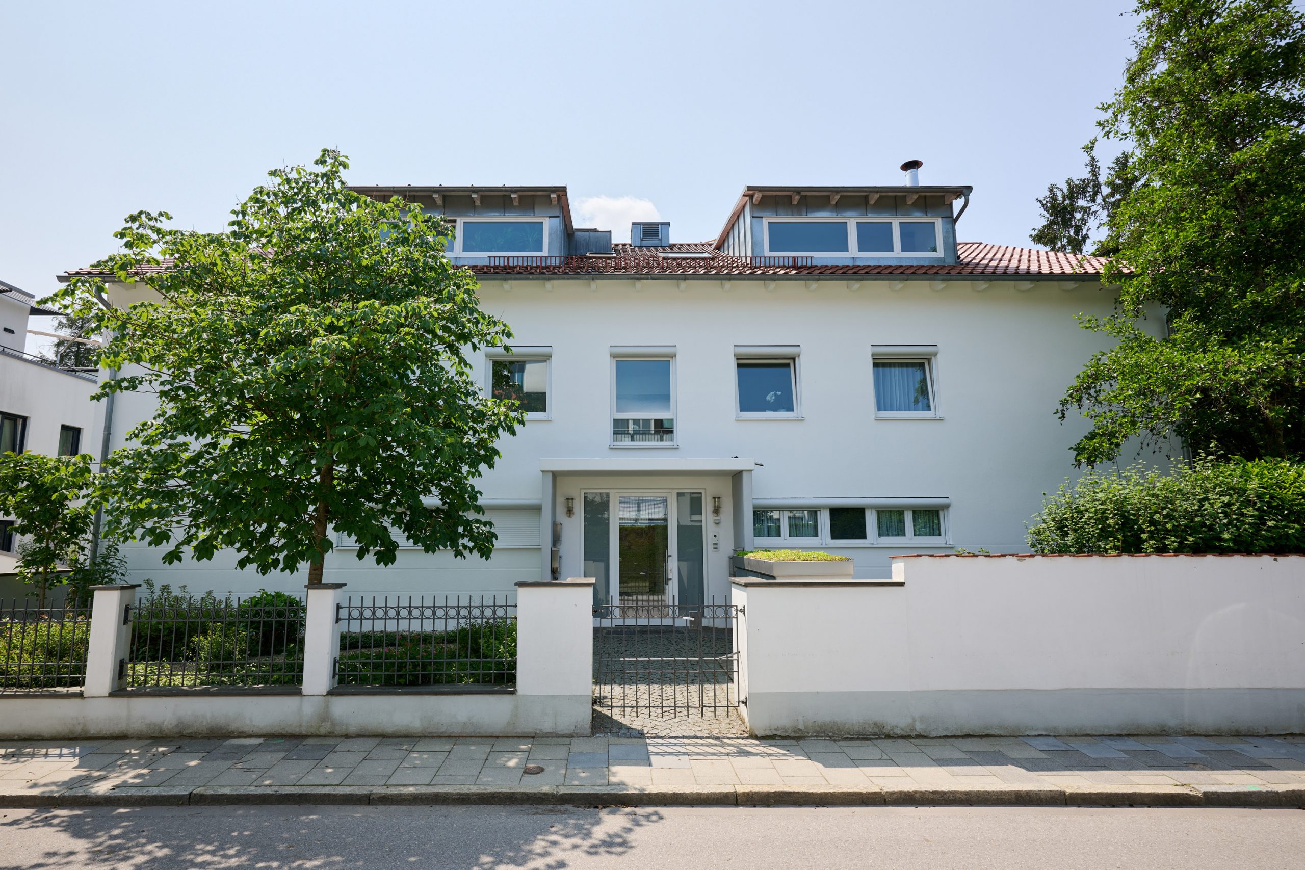 Gartenidylle in Bestlage–Top Wohnung mit Terrasse, ca. 140 m² Privatgarten und A+ Energieeffizienz! — Bild 2
