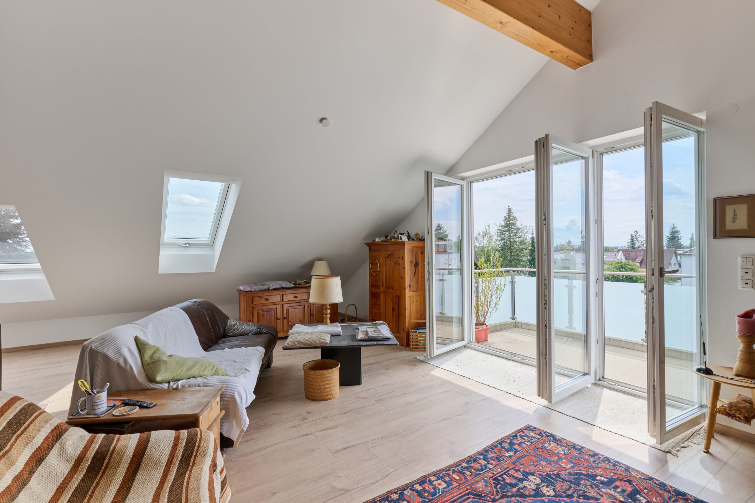 Hoch hinauf und tief geparkt: Penthouse- Feeling mit XXl- Balkon und zwei Tiefgaragen-Stellplätzen! — Bild 4