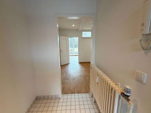 Flur mit Blick in Küche
