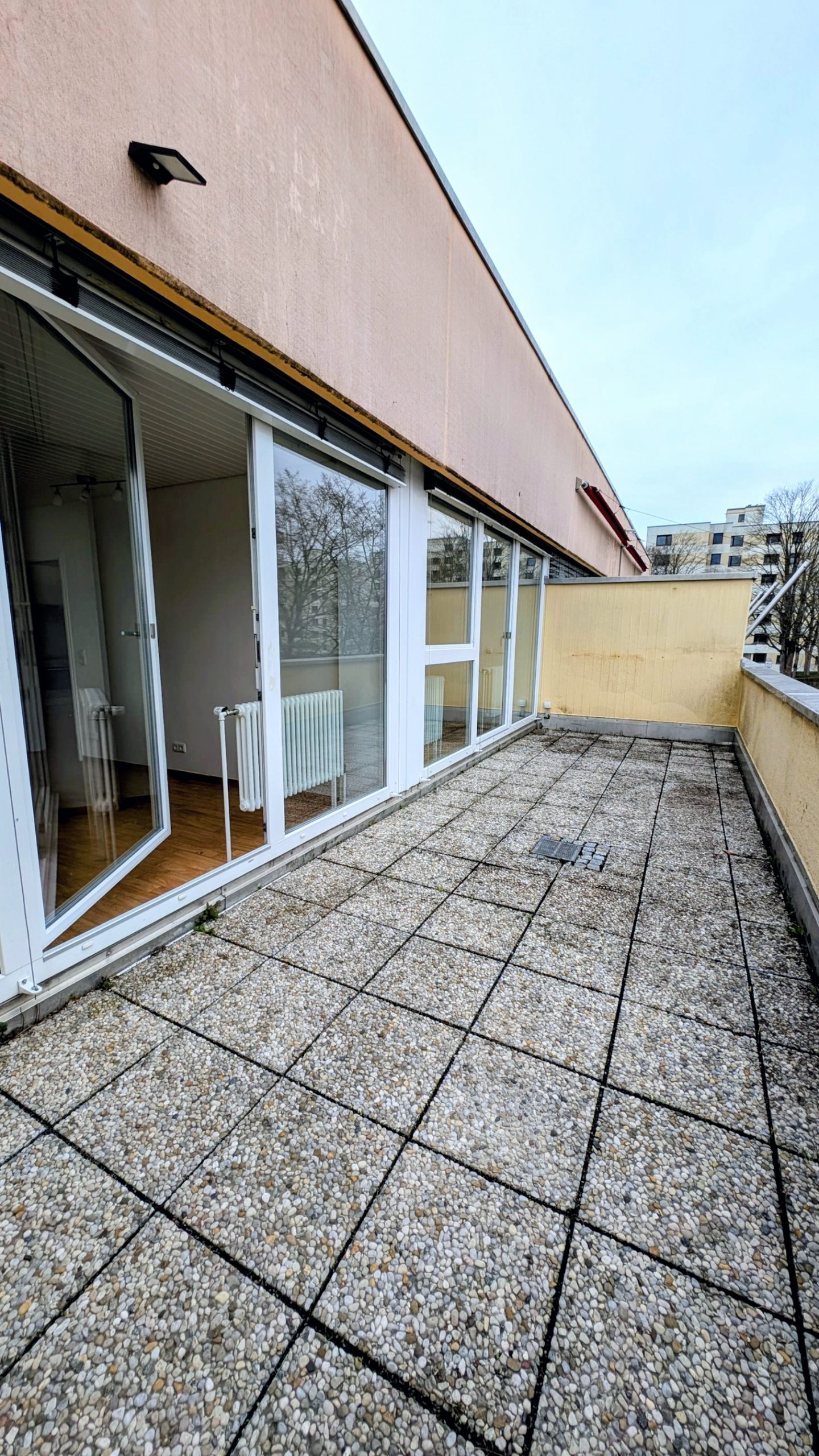 Dachterrassenwohnung in zentraler Lage von Baldham mit der Chance zum Kauf unter Verkehrswert! — Bild 1
