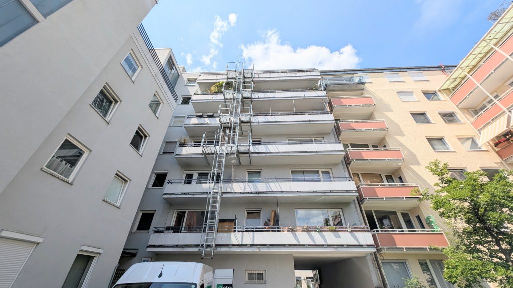 Modernisierte 2-Zimmer-Wohnung mit Balkon, Einbauküche, Tiefgaragenstellplatz und Schwimmbad