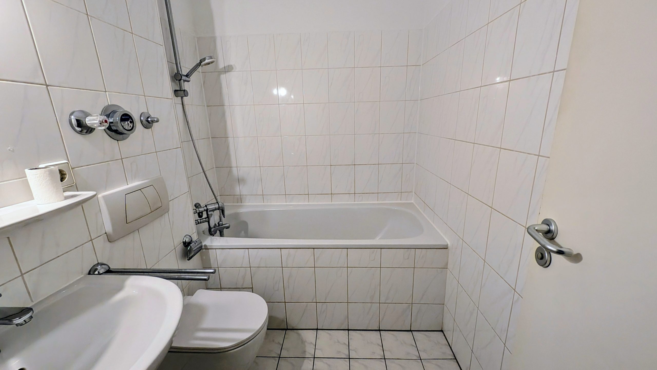 Modernisierte 2-Zimmer-Wohnung mit Balkon, Einbauküche, Tiefgaragenstellplatz und Schwimmbad — Bild 12
