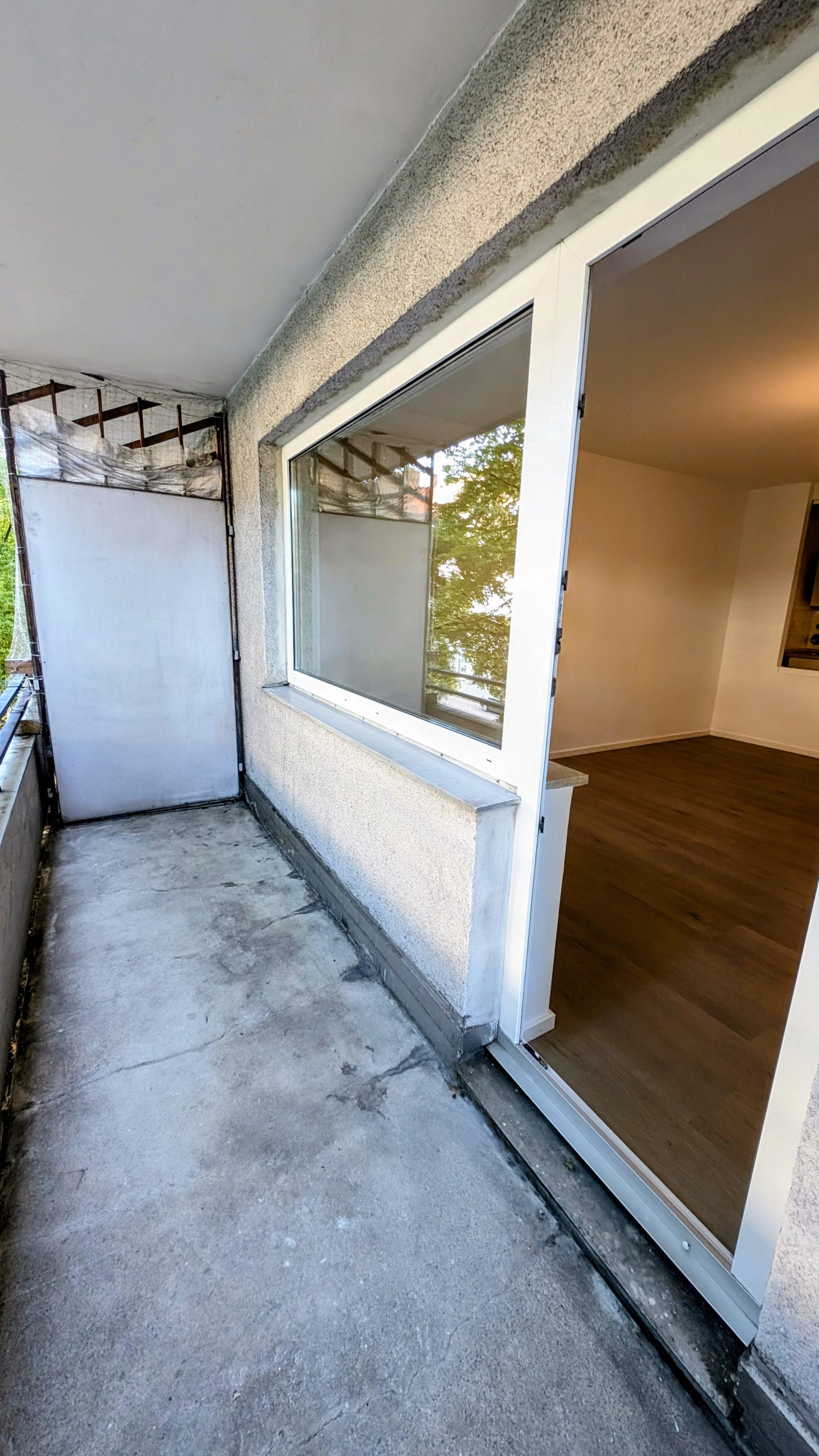 Modernisierte 2-Zimmer-Wohnung mit Balkon, Einbauküche, Tiefgaragenstellplatz und Schwimmbad — Bild 6