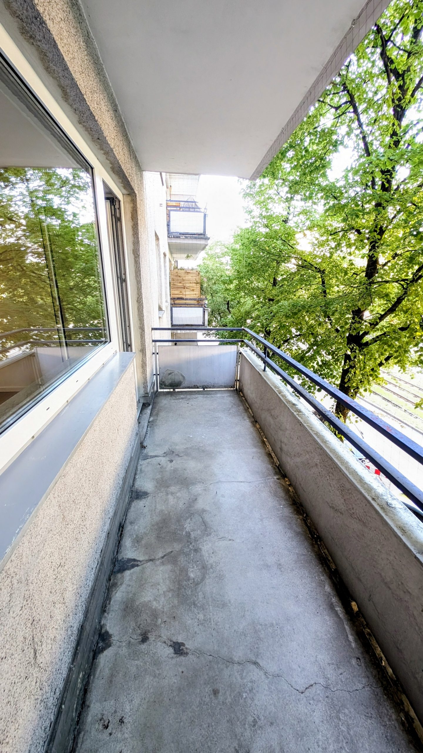 Modernisierte 2-Zimmer-Wohnung mit Balkon, Einbauküche, Tiefgaragenstellplatz und Schwimmbad — Bild 7