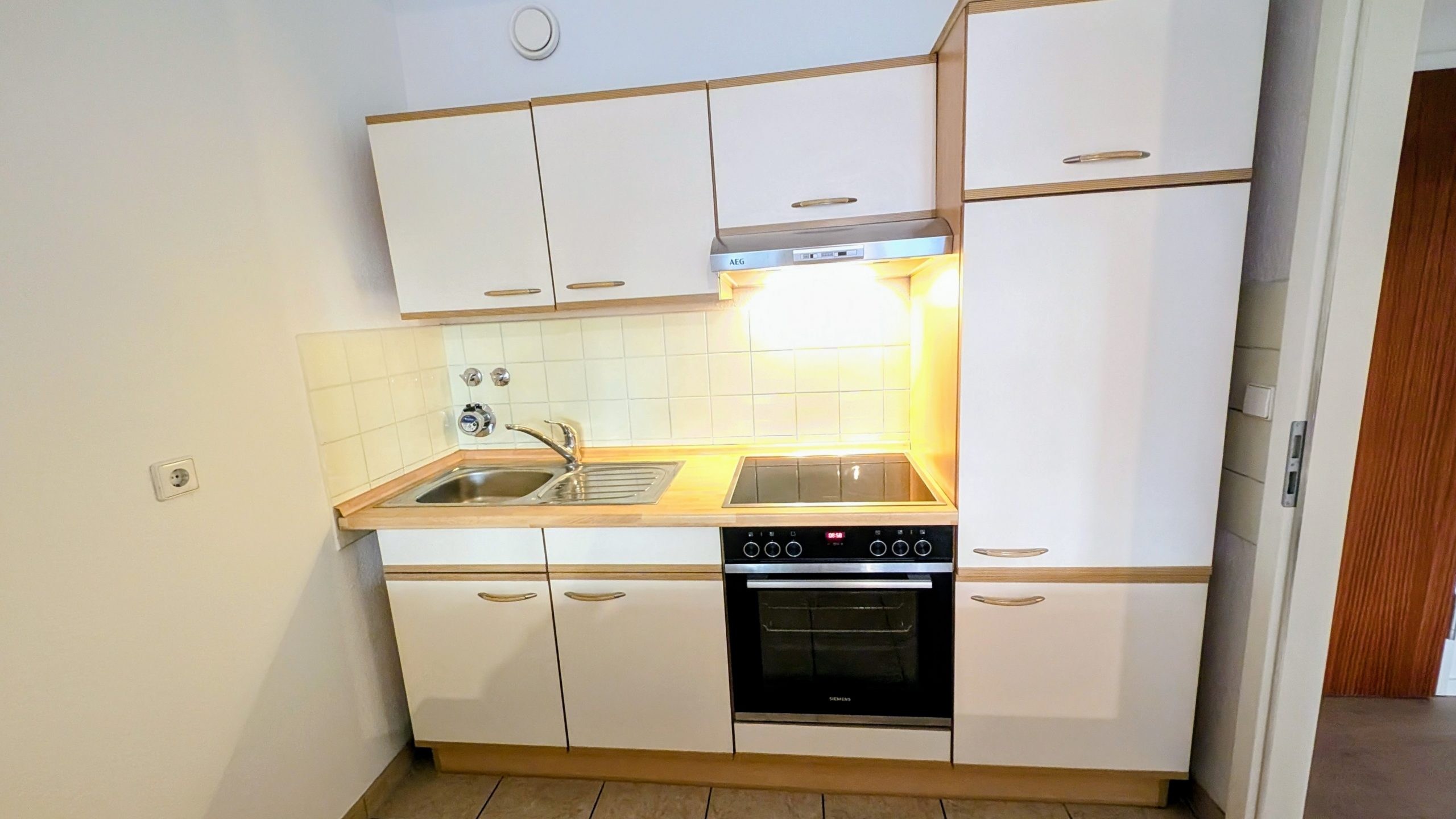 Modernisierte 2-Zimmer-Wohnung mit Balkon, Einbauküche, Tiefgaragenstellplatz und Schwimmbad — Bild 9