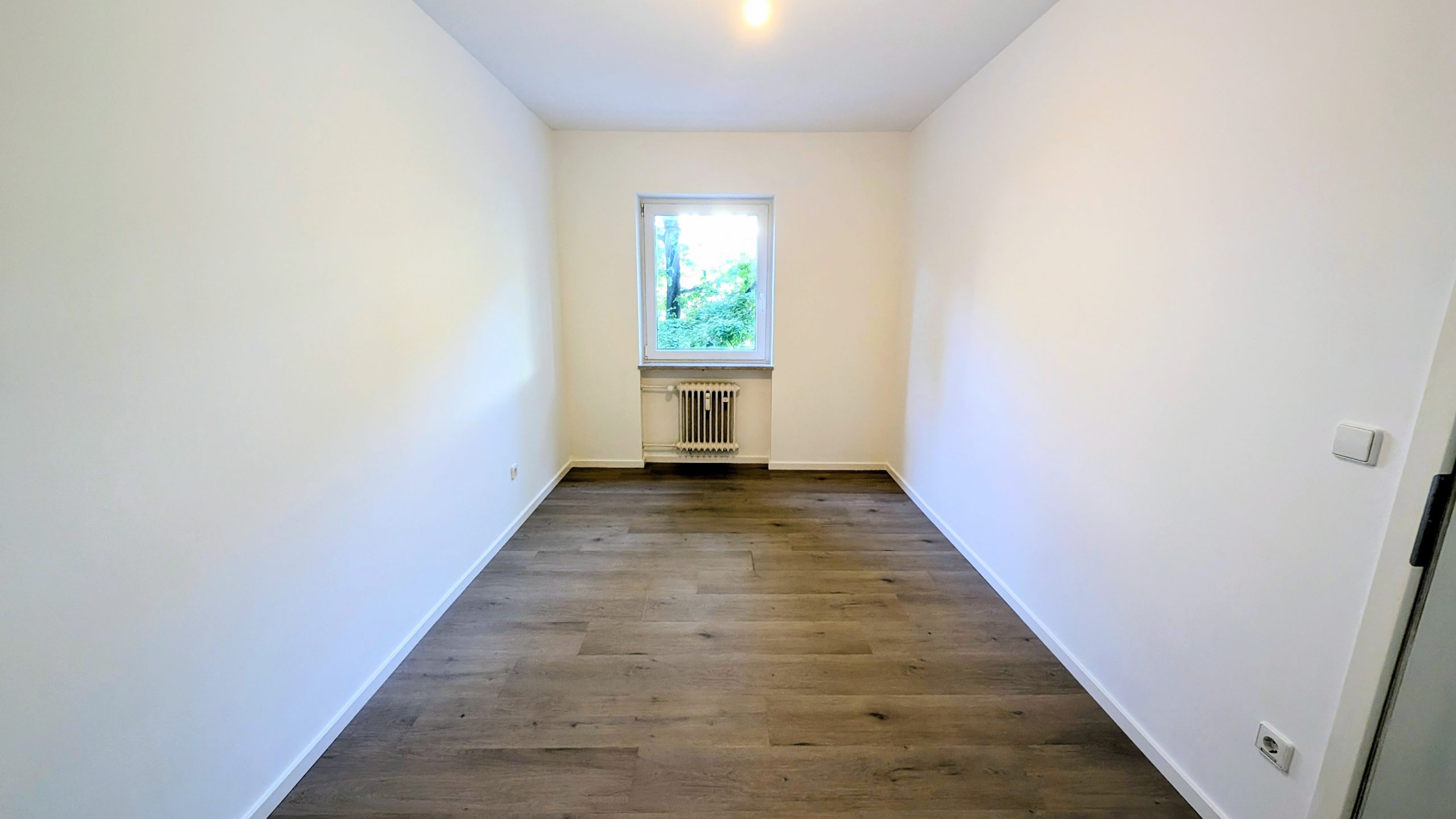 Modernisierte 2-Zimmer-Wohnung mit Balkon, Einbauküche, Tiefgaragenstellplatz und Schwimmbad — Bild 10