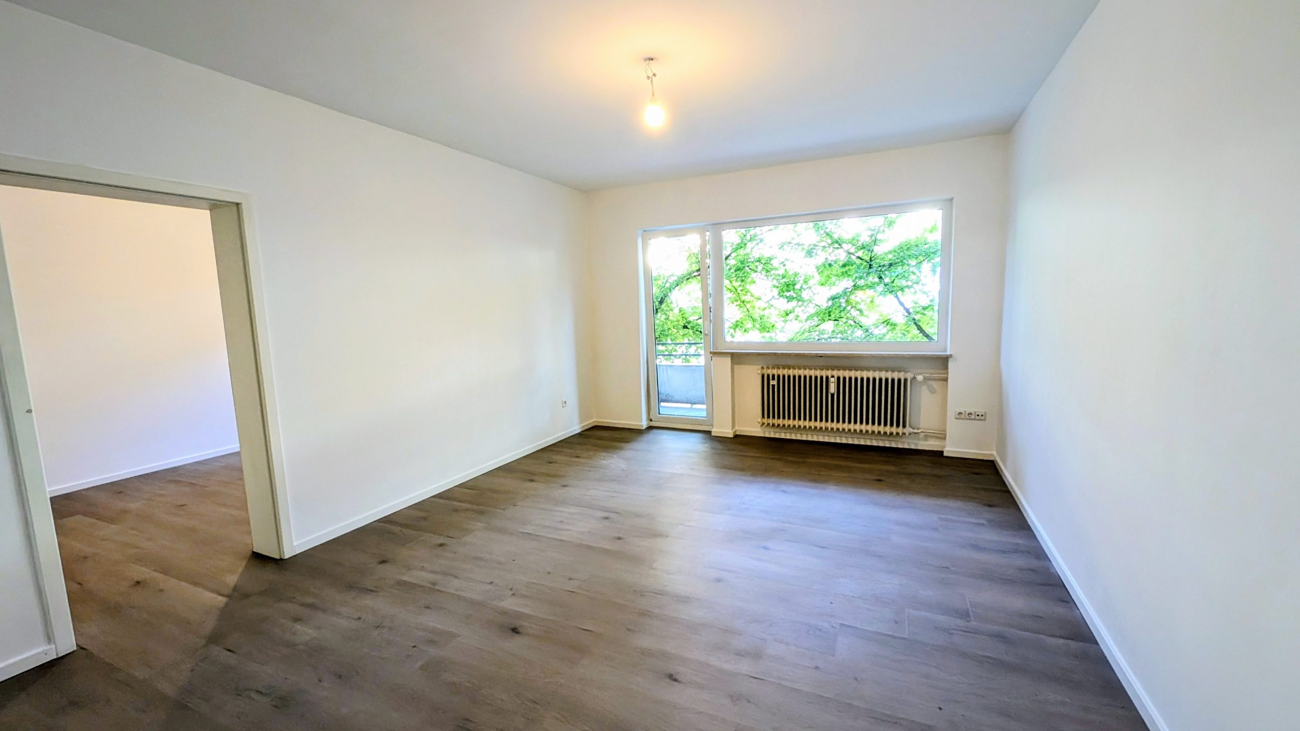 Modernisierte 2-Zimmer-Wohnung mit Balkon, Einbauküche, Tiefgaragenstellplatz und Schwimmbad — Bild 4