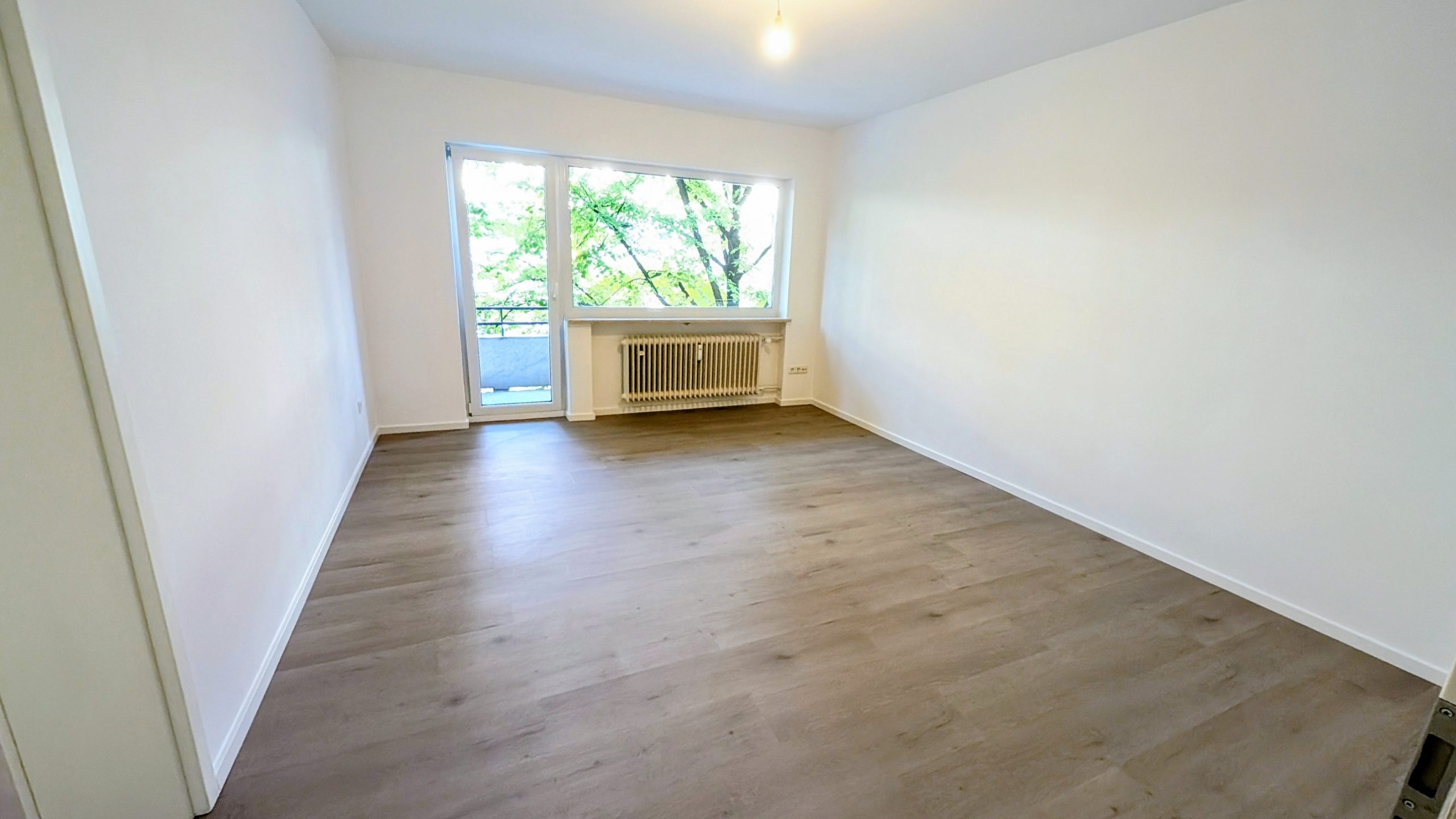 Modernisierte 2-Zimmer-Wohnung mit Balkon, Einbauküche, Tiefgaragenstellplatz und Schwimmbad — Bild 3